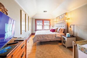 2 bedrooms, desk, WiFi, bed sheets