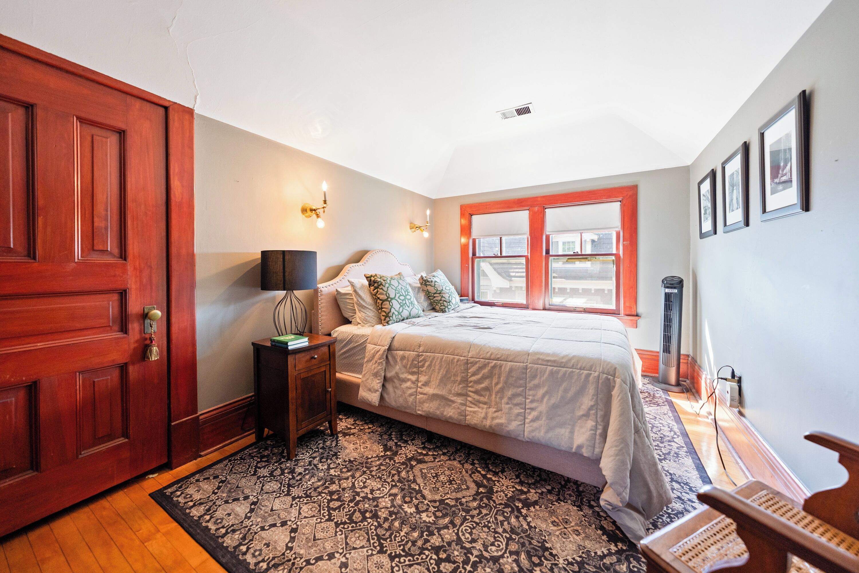 2 bedrooms, desk, WiFi, bed sheets