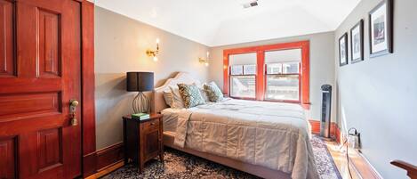 2 bedrooms, desk, WiFi, bed sheets