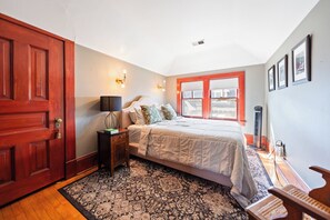 2 bedrooms, desk, WiFi, bed sheets