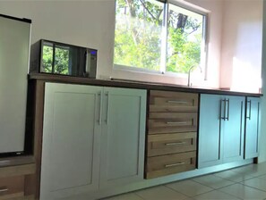 Een koelkast, een magnetron, een kookplaat