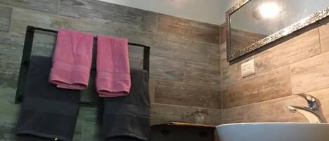 Dusche, Haartrockner, Handtücher, Seife