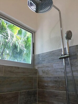 Chuveiro, secador de cabelo, toalhas de banho, sabonete