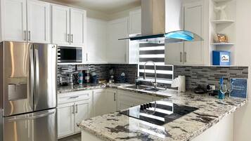 Een koelkast, een microgolfoven, een oven, een kookplaat