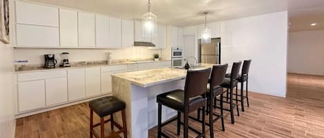 Kjøleskap, mikrobølgeovn, kokeplater og kaffetrakter/tekoker