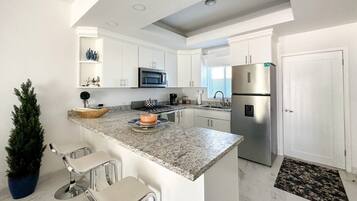 Refrigerador, microondas, horno, placa de cocina