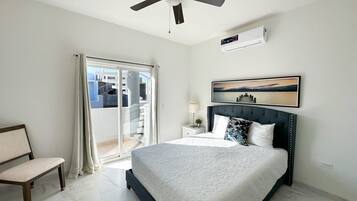 4 habitaciones, tabla de planchar con plancha y ropa de cama