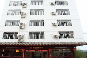 Un edificio de varios pisos con unidades de aire acondicionado en cada ventana.