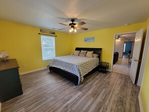 2 quartos, ferros/tábuas de passar roupa, berço de viagem