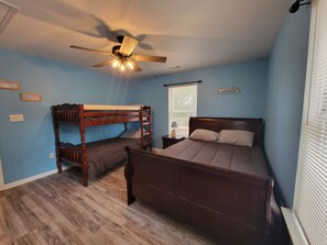2 bedrooms, iron/ironing board, travel cot, free WiFi - Tybee Pink House (Military & Veteran Discount) (Tybee Island)