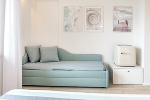 Habitación Deluxe con 1 cama doble o 2 individuales, Se admiten mascotas, vistas a la colina | Minibar con artículos gratuitos, caja fuerte, cortinas opacas