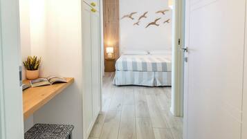 Deluxe tweepersoonskamer, huisdieren toegestaan, uitzicht op heuvels | Een gratis minibar, een kluis op de kamer, verduisterende gordijnen