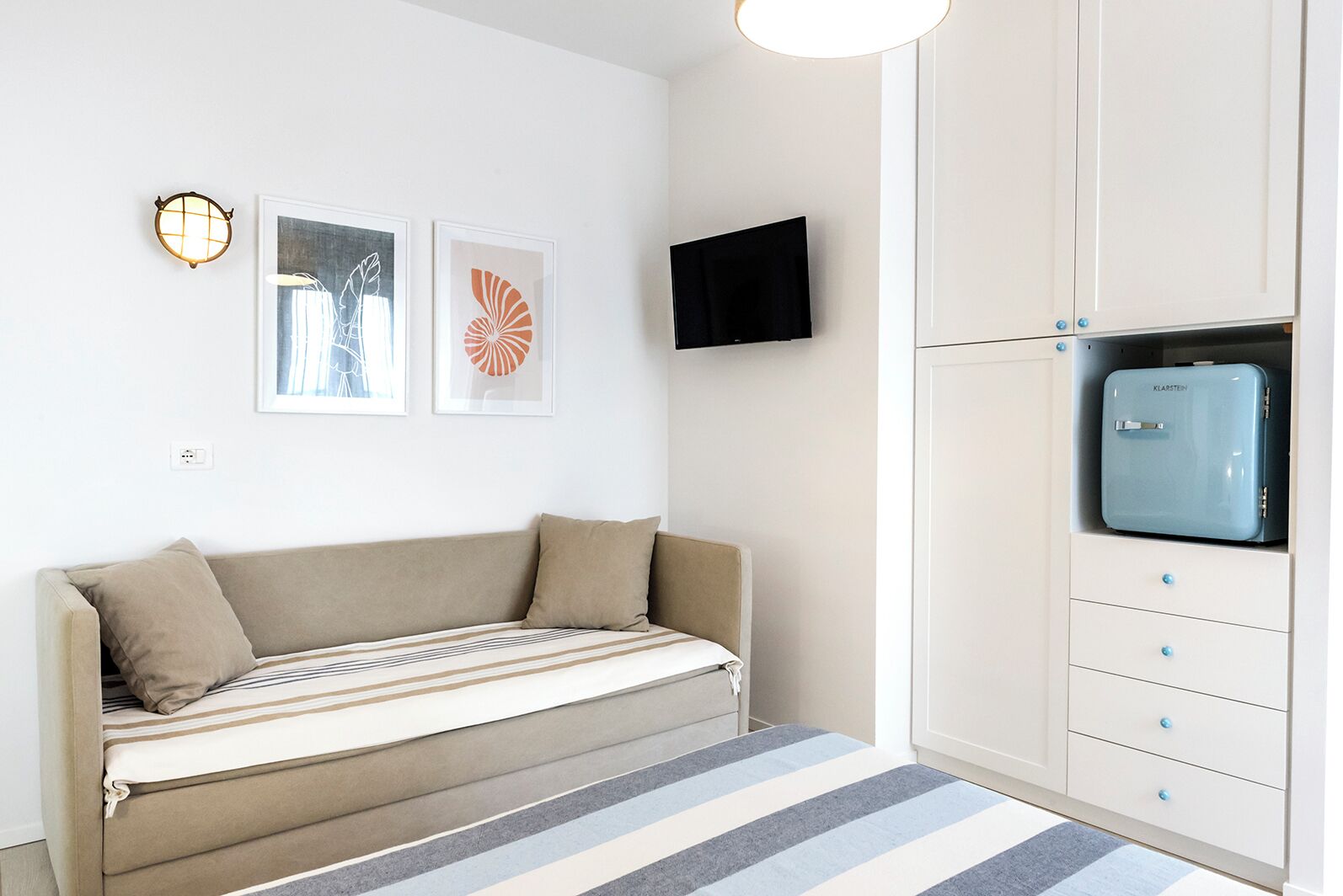 Habitación cuádruple Deluxe, se aceptan mascotas, vista a la colina | Artículos del minibar gratis y caja de seguridad en la habitación 