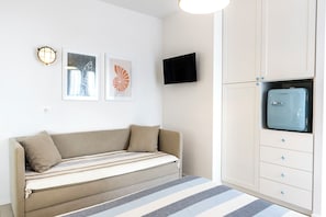 Deluxe Quadruple Room, Pets Allowed, Hill View | In-room safe, blackout drapes, soundproofing, iron/ironing board - Accanto alle Mura Rooms Relax & Spa (Sirolo)