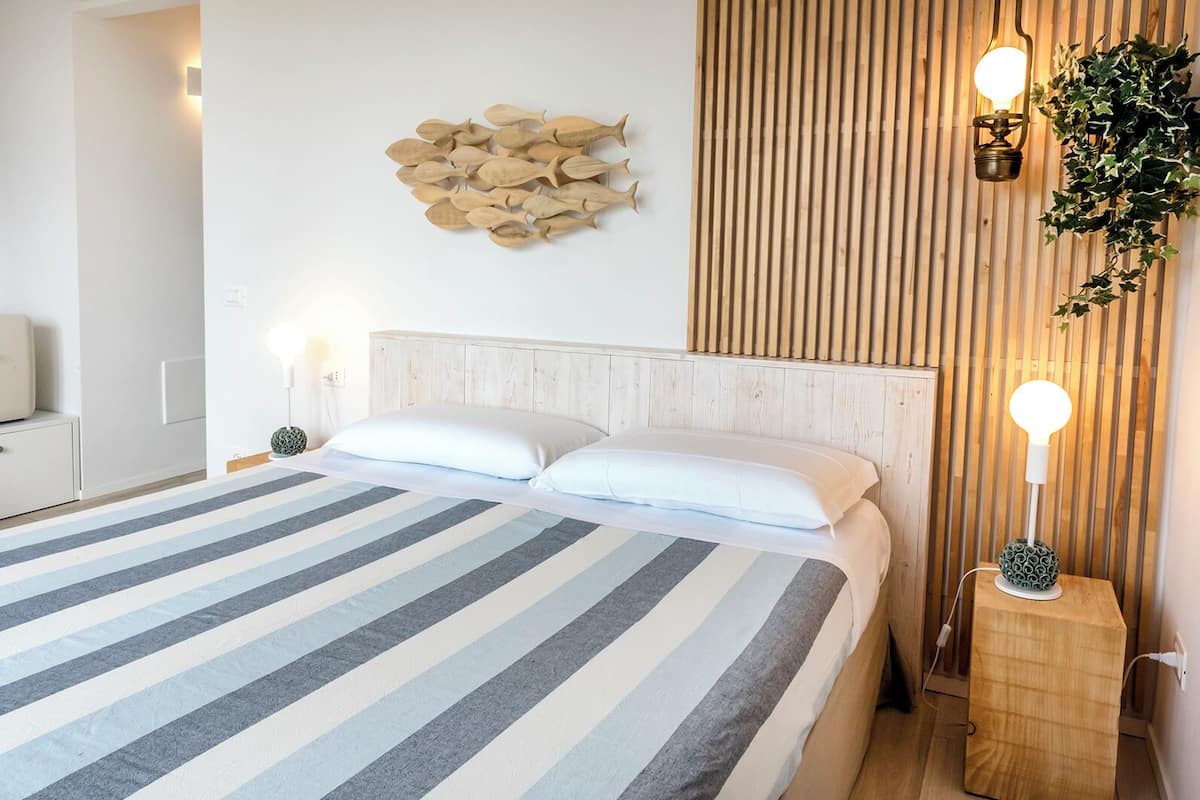 Minibar con artículos gratuitos, caja fuerte, cortinas opacas