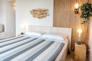 Minibar con artículos gratuitos, caja fuerte, cortinas opacas