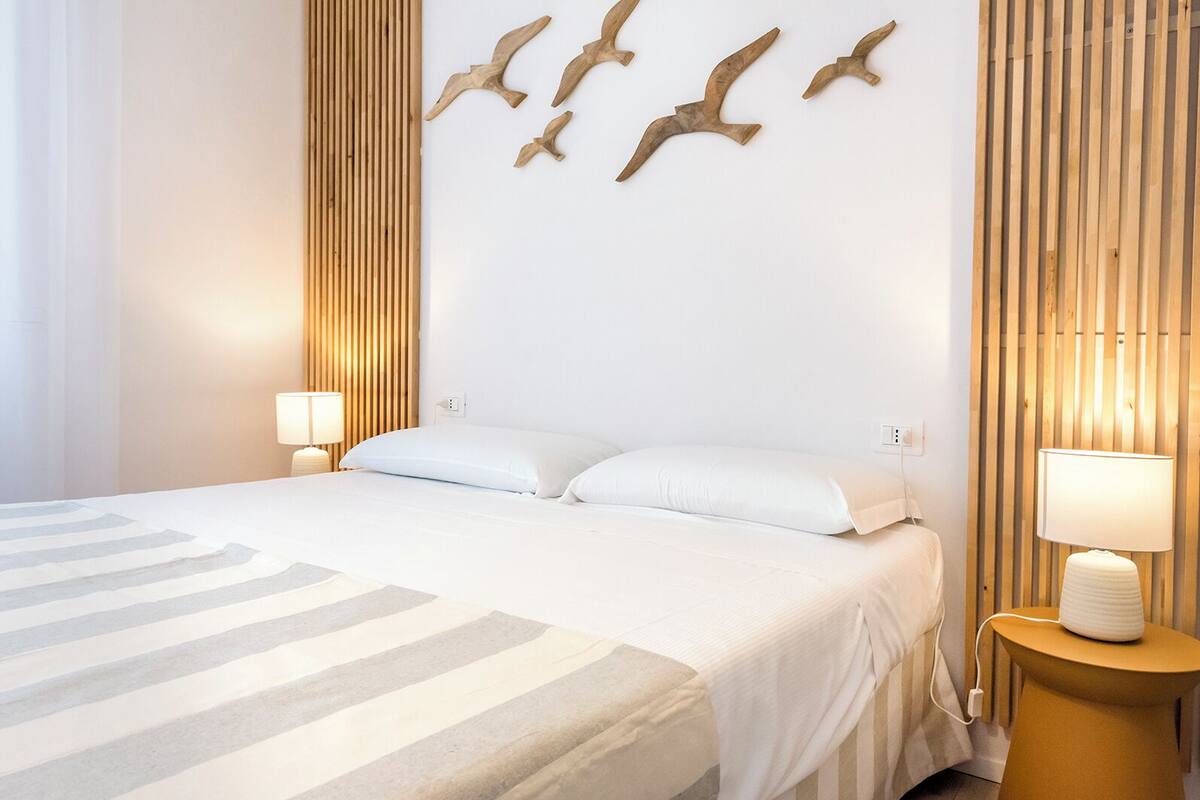 Habitación Deluxe doble, Se admiten mascotas, vistas a la colina | Minibar con artículos gratuitos, caja fuerte, cortinas opacas