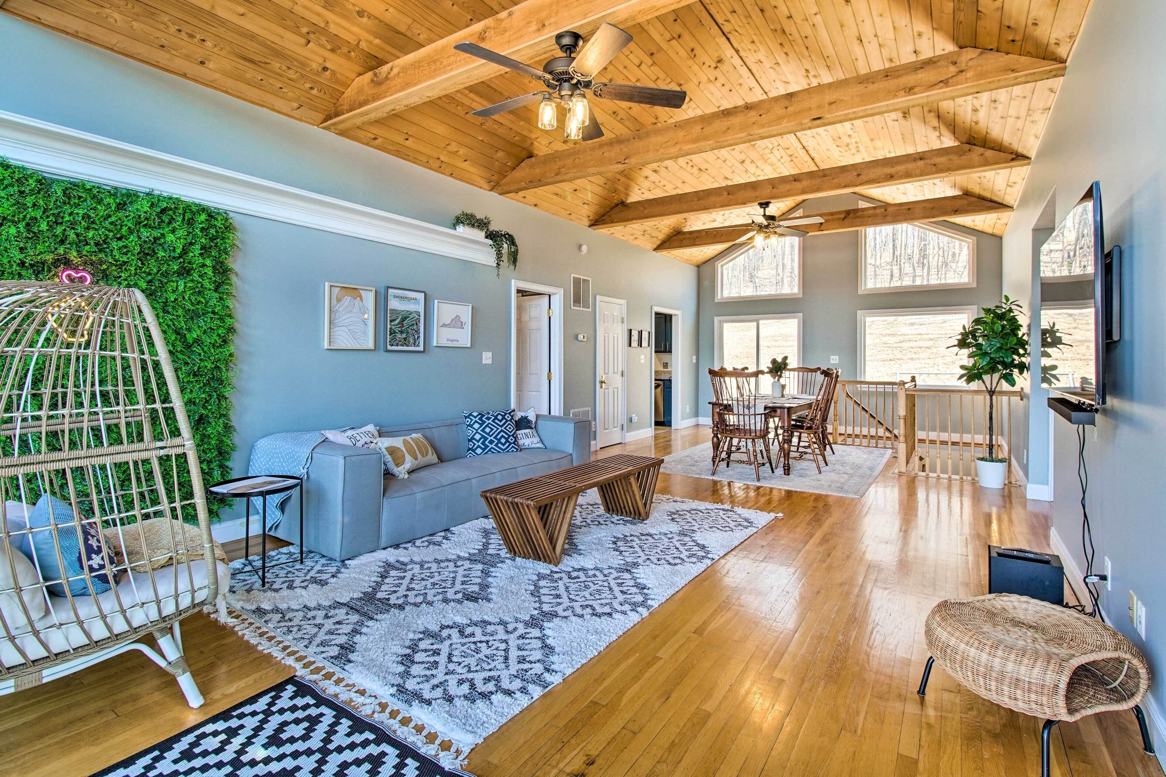 Linden Cabin w/ Hot Tub + Mountain Views!