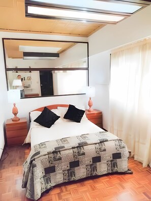 1 habitación, caja de seguridad en la habitación y escritorio 