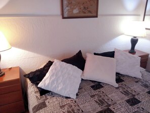 1 habitación, caja de seguridad en la habitación y escritorio 