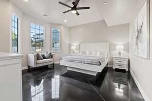 5 habitaciones, tabla de planchar con plancha y cuna de viaje 