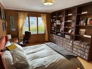 3 chambres, bureau, fer et planche à repasser, lit de bébé portatif