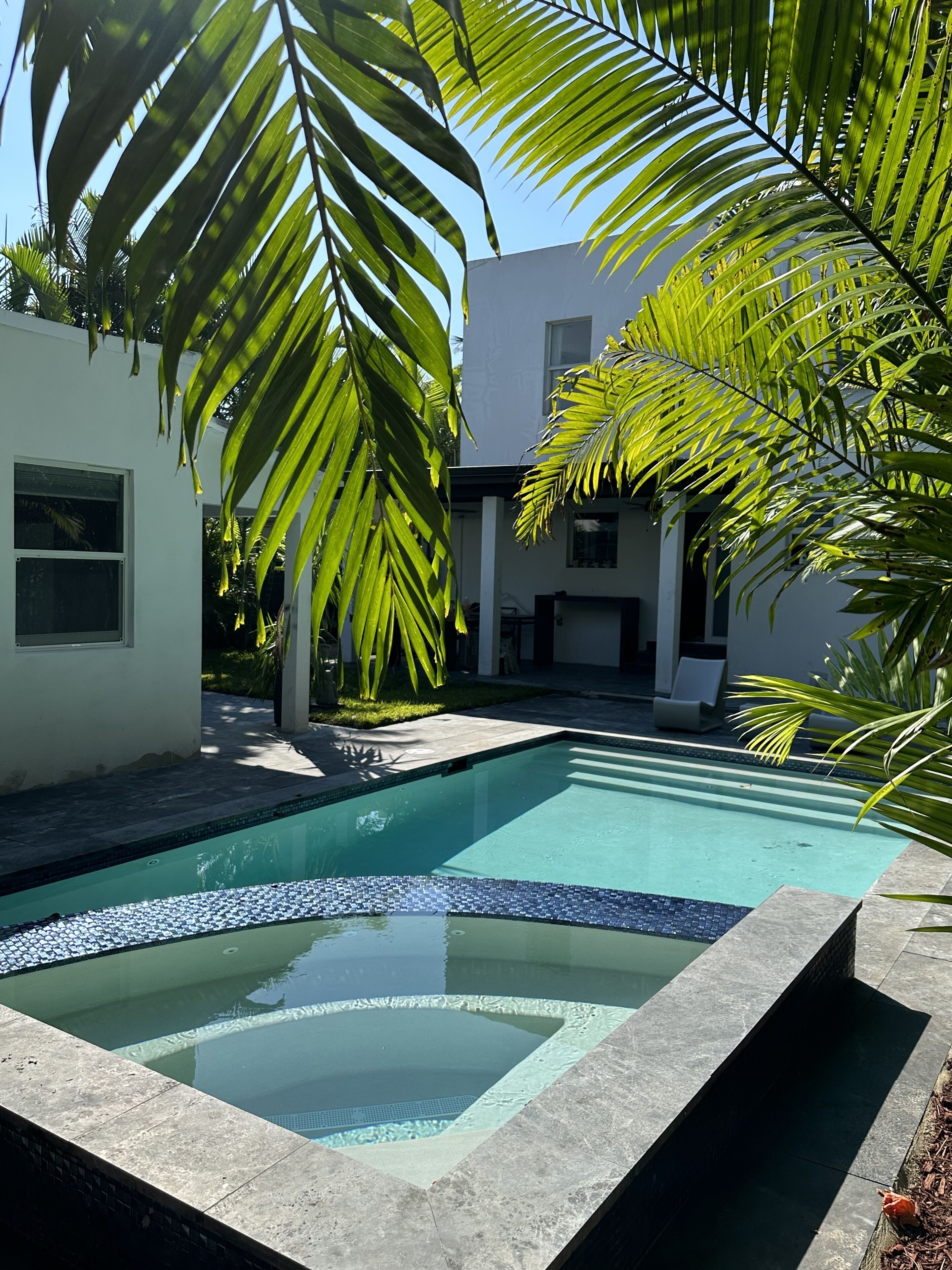 Tropical Villa: Luxe Pool/Spa in Prime Location!