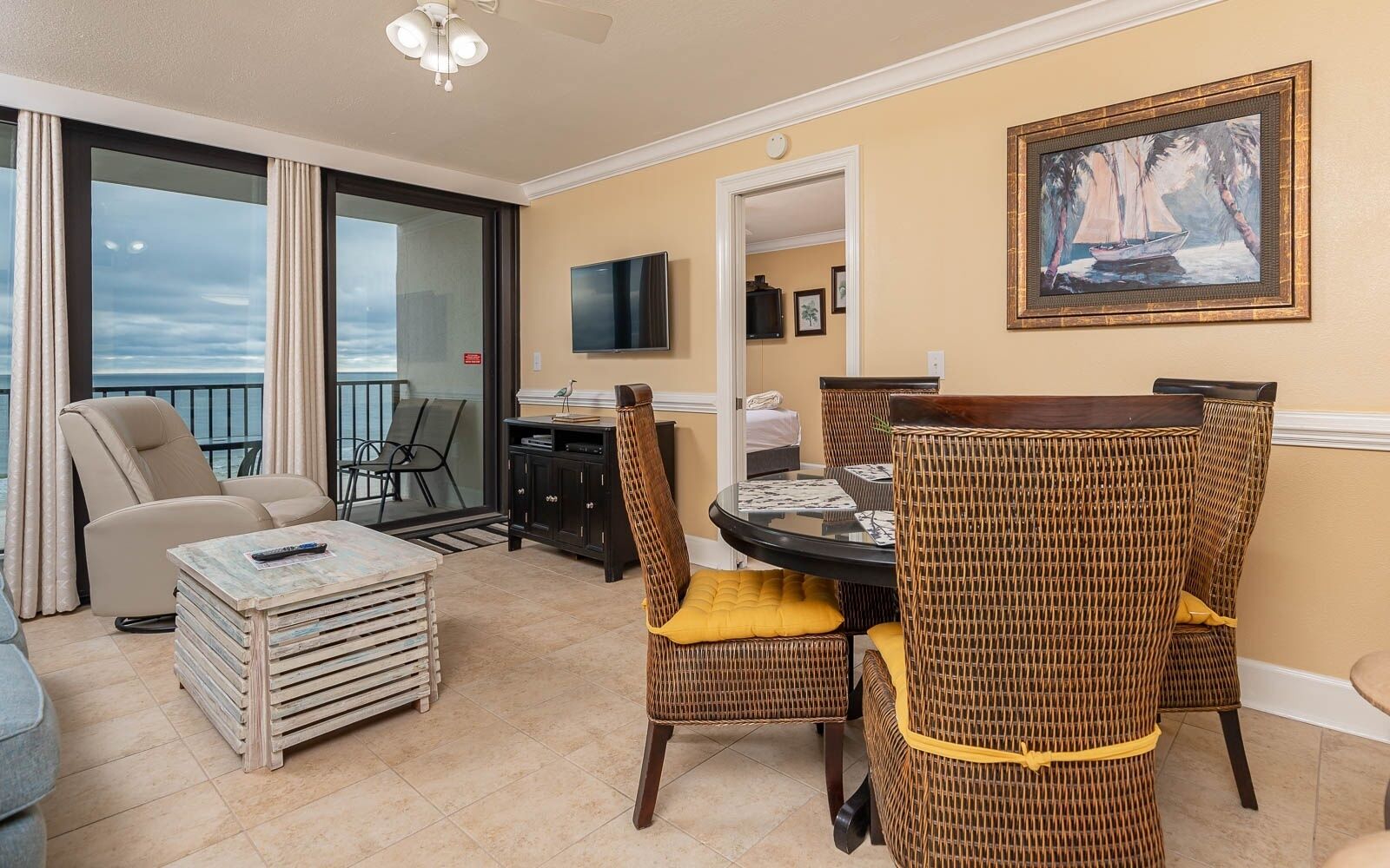 Condo, 2 quartos | Área de estar