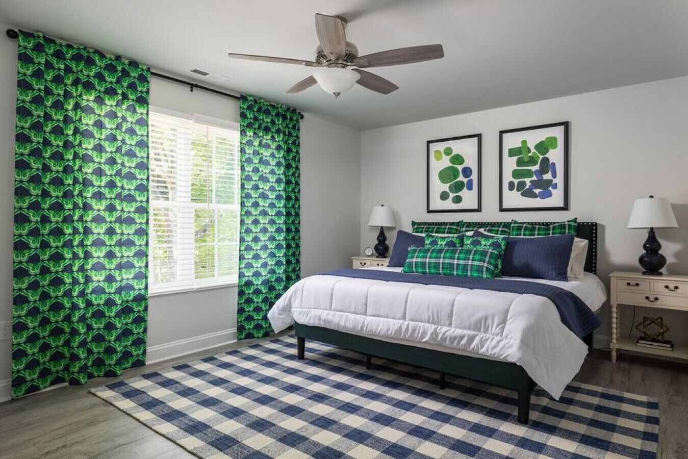 4 dormitorios, escritorio, tabla de planchar con plancha y cuna de viaje