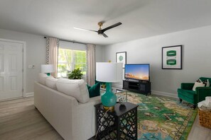 Smart TV, libros, biblioteca musical y videoteca 