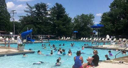 Gorgeous Hot Tub 4BR: Ideal for Market, HPU & Family Fun!