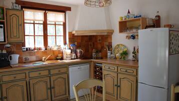 Kjøleskap, mikrobølgeovn, ovn og kokeplater