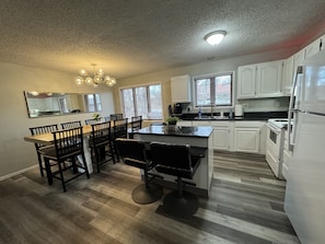 Fridge, microwave, oven, stovetop - SO MUCH FUN! ARCADE, PL TBL, PNG PNG, YARD GAMES, INDOOR AND OUTDOOR POOLS!! (Des Moines)