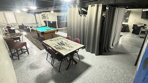Game room - SO MUCH FUN! ARCADE, PL TBL, PNG PNG, YARD GAMES, INDOOR AND OUTDOOR POOLS!! (Des Moines)