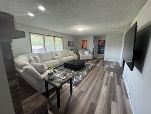 Una Smart TV, una chimenea, videojuegos, una mesa de tenis de mesa