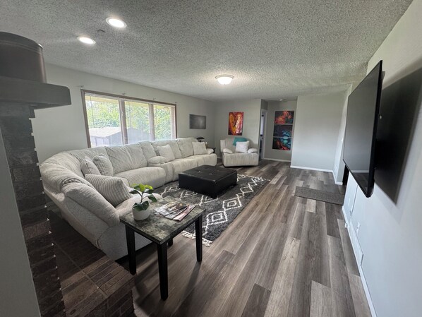 Smart TV, fireplace, video games, table tennis - SO MUCH FUN! ARCADE, PL TBL, PNG PNG, YARD GAMES, INDOOR AND OUTDOOR POOLS!! (Des Moines)