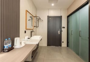 Ein modernes Badezimmer mit Waschtisch, Handtuchhalter und einer Tür zu einem Flur.