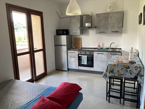 Køleskab, mikrobølgeovn, ovn, kogeplade