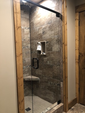 Douche, baignoire à remous, séchoir à cheveux, serviettes fournies