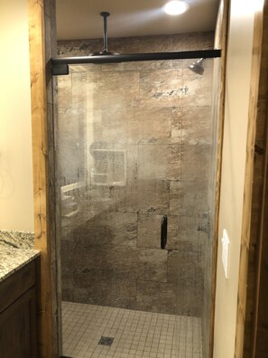 Dusche, Whirlpool, Haartrockner, Handtücher