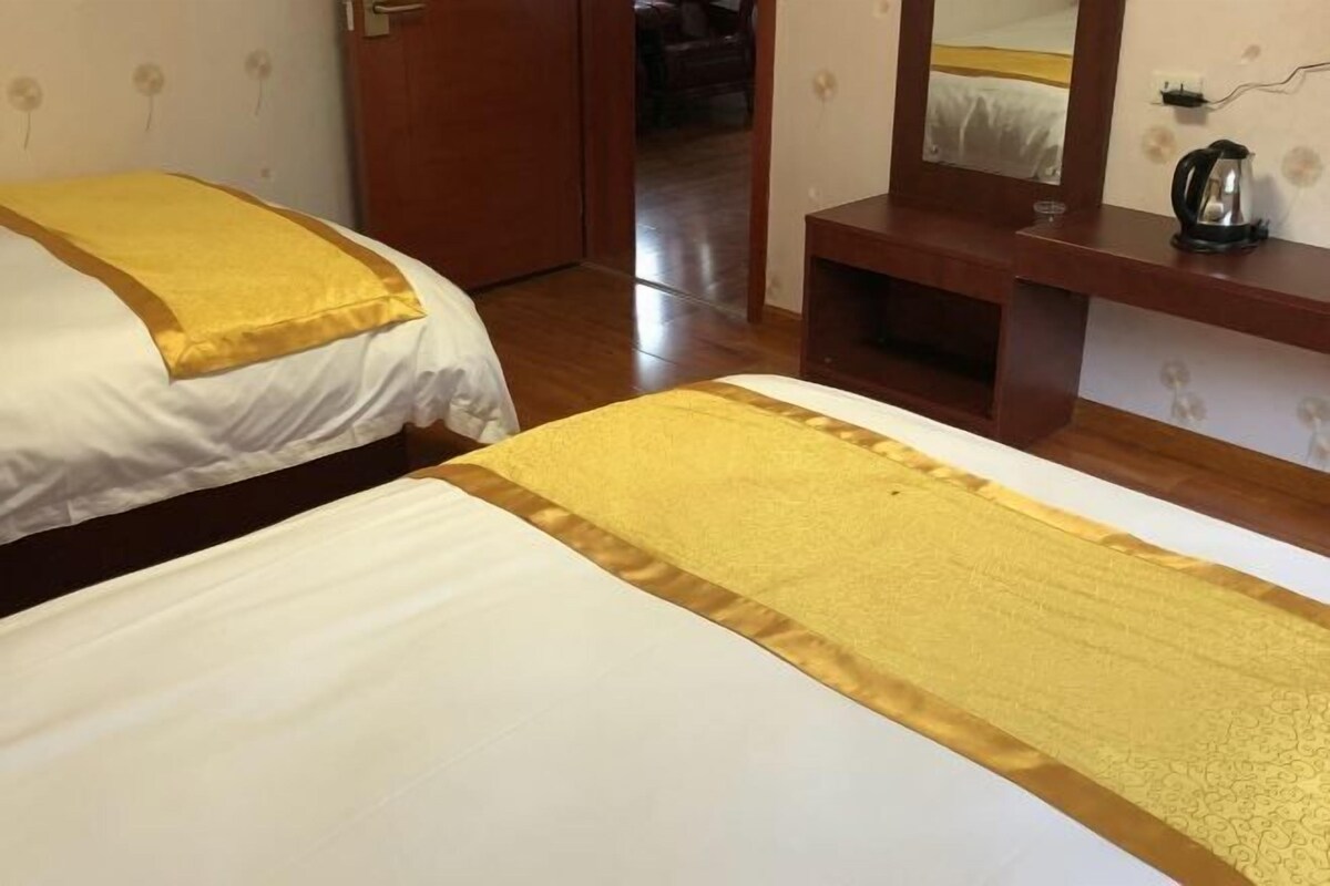 Escritorio, cortinas blackout y ropa de cama 