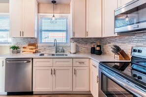 Fridge, microwave, oven, stovetop - Great location, Close to everything in Bentonville (Bentonville)