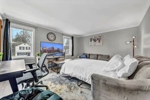 3 Schlafzimmer, Schreibtisch, Bügeleisen/Bügelbrett, Reisekinderbett