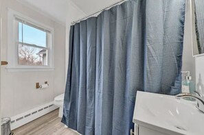 Haartrockner, Handtücher, Seife, Shampoo