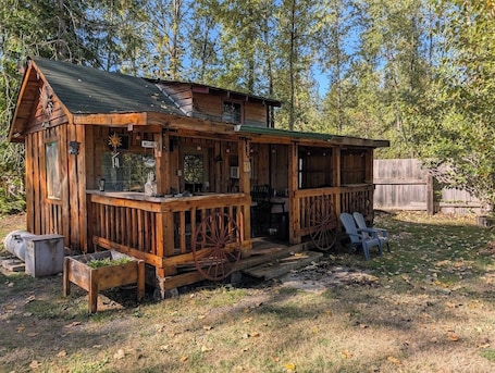 Exterior. Cabins on the Toutle River , 646 South Toutle Rd.