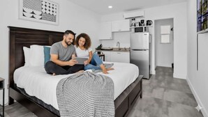 A bedroom with a bed, a bedside table, a nightstand, and a window. - Cozy Beach Studio | 1 Min to Hollywood Broadwalk (Hollywood)
