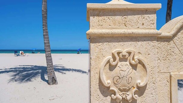 A beach with a stone wall featuring an ornate emblem. - Cozy Beach Studio | 1 Min to Hollywood Broadwalk (Hollywood)