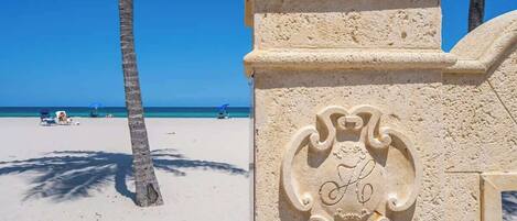 In Strandnähe, Liegestühle, Strandtücher