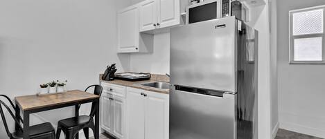 Kühlschrank, Mikrowelle, Wasserkocher mit Kaffee-/Teezubehör