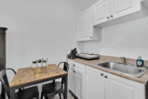 Fridge, microwave, oven, stovetop - Lovely Studio Walking Distance To Ocean - Suite 7 (Hollywood)